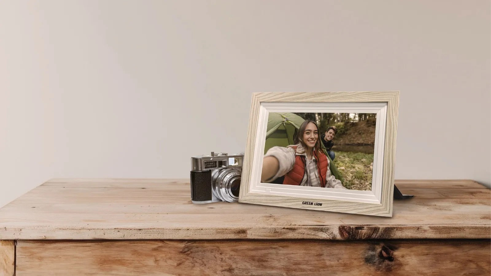 {GNDGPICFRM} Green Lion Digital Picture Frame Touch Screen Display 10.1 Inch - Wooden